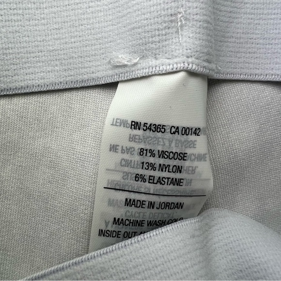 Peter Nygard Slims Capri Pants Luxe Ponte Knit Paisley Floral size L NWT - Picture 5 of 6